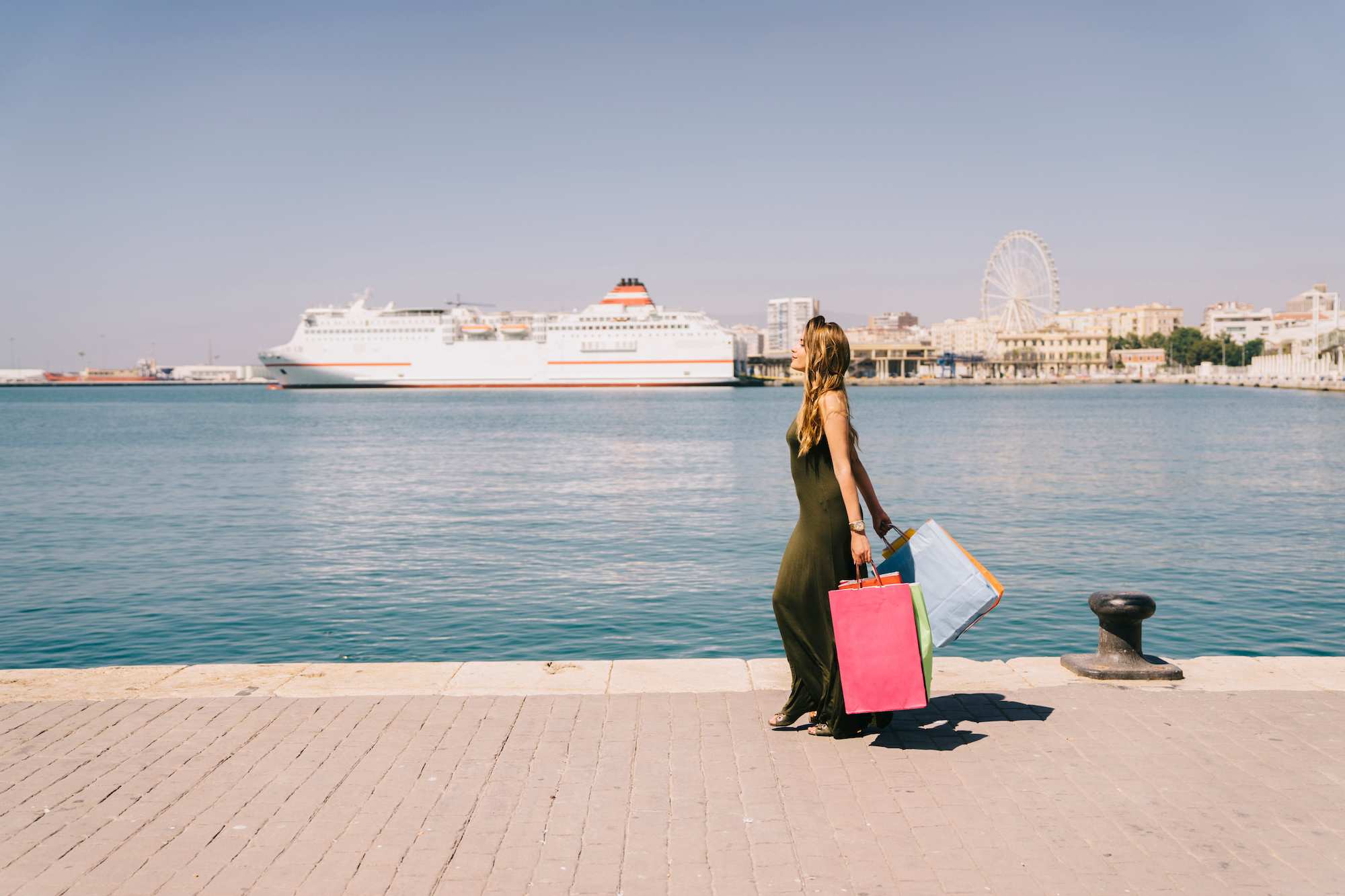 Conductor esperando para un traslado seguro y cómodo desde el puerto de Civitavecchia a Roma